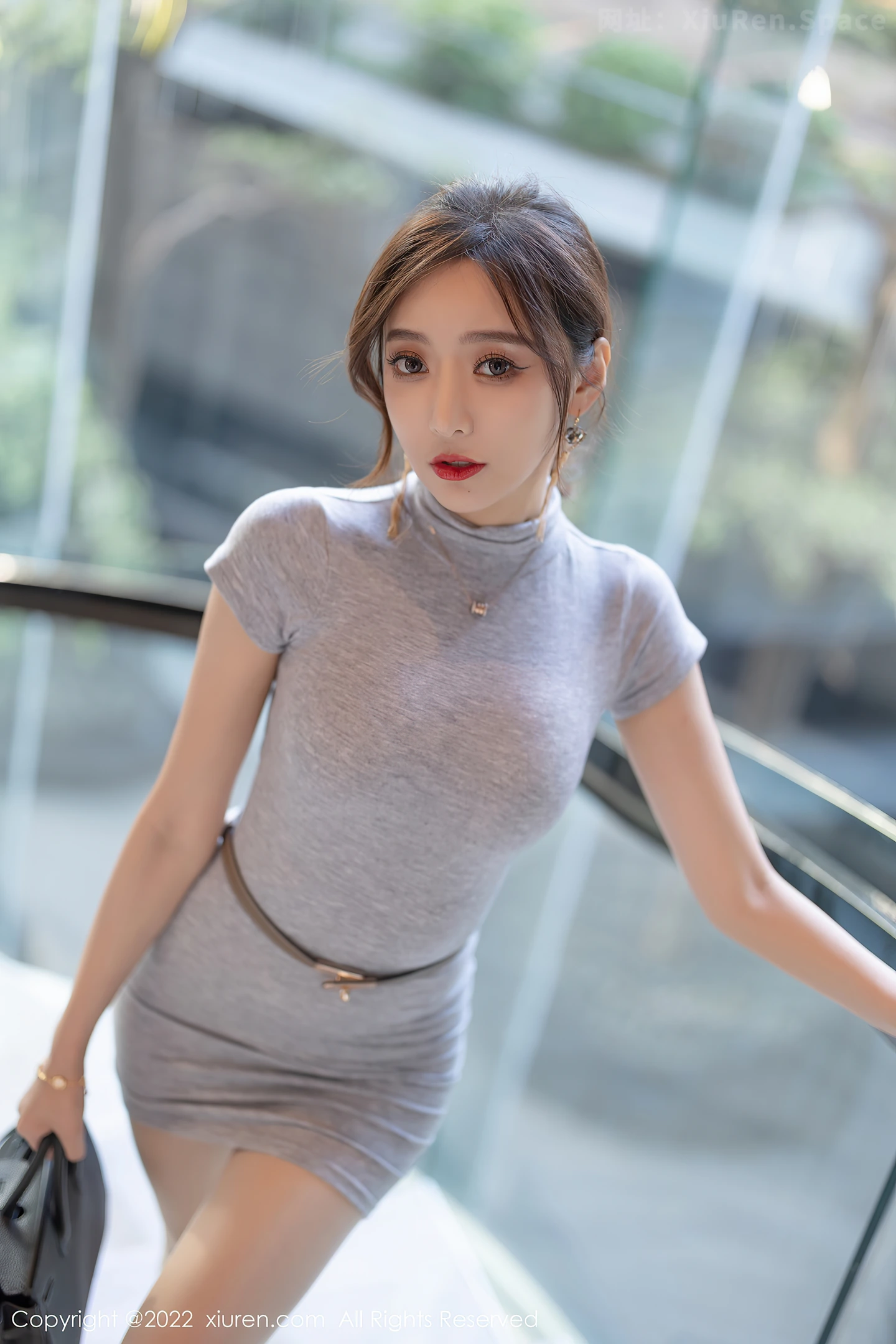 图片[3]-[XiuRen秀人网]VOL.4743 女神王馨瑶yanni灰色连衣裙半撩露超薄肉丝裤袜完美诱惑写真71P-秀人网官方网站